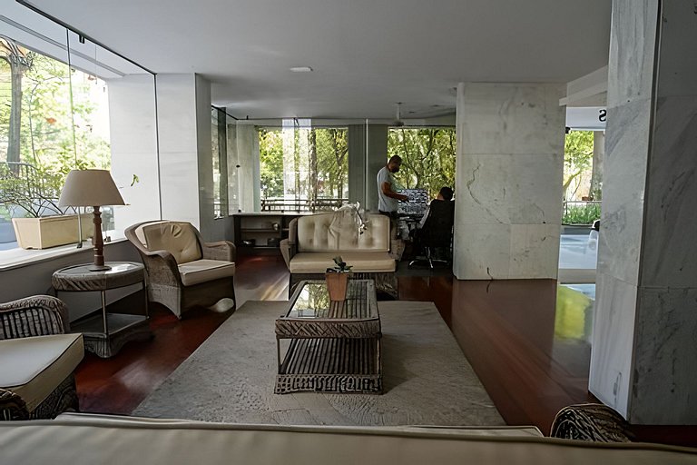 Ff503| Três quartos em rua bucólica do Leblon