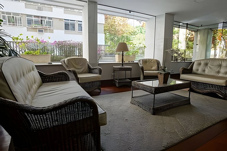 Ff503| Apartment in a bucolic street in Leblon