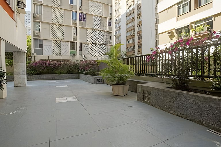 Ff503| Apartment in a bucolic street in Leblon