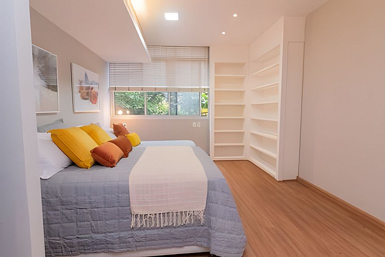 Mar201| Large apartment in Leblon