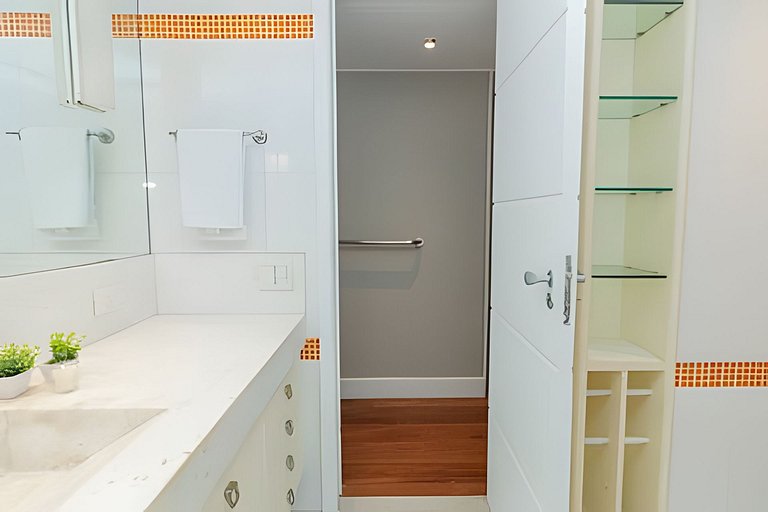 Mar201| Large apartment in Leblon