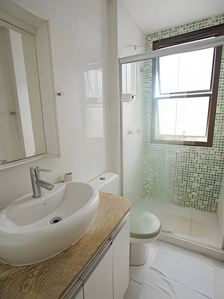 LUC115| Flat na praia da Barra com piscina e sauna