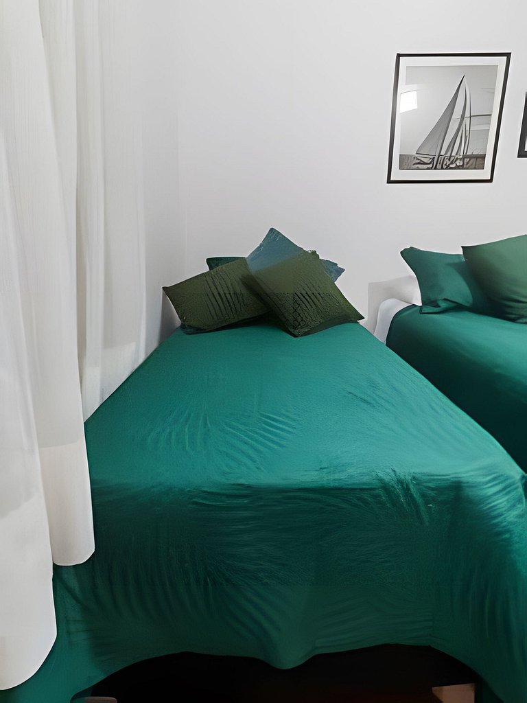 Ff102| Leblon, 3 blocks from the beach