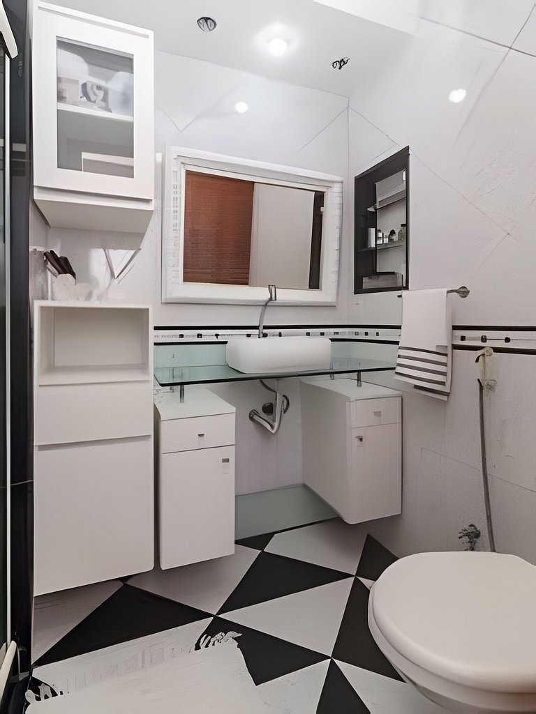 Ff102| Leblon, 3 blocks from the beach