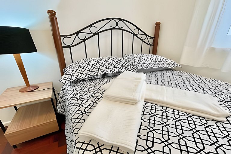 Rub303| 2 bedrooms in a tree-lined street in Baixo