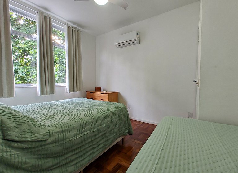 Ff401| Três quartos em rua tranquila do Leblon