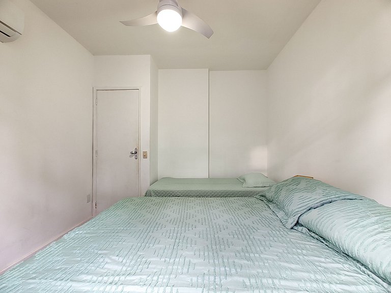 Ff401| Three bedrooms in a quiet street in Leblon