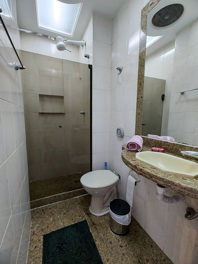 Ff401| Três quartos em rua tranquila do Leblon